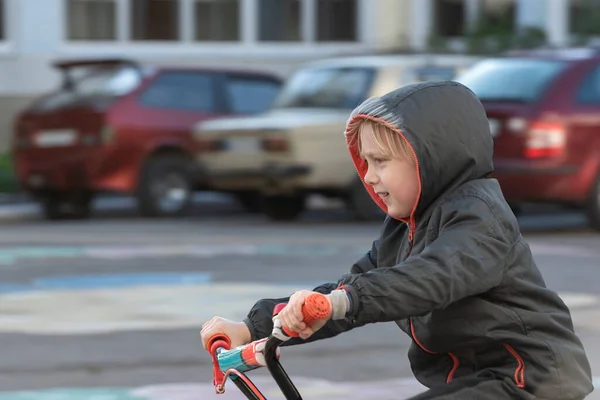 Garçon Promenades Vélo Dans Parking Sur Fond Voitures Sécurité Des — Photo