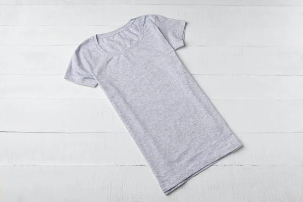 Graue Shirt Attrappe Auf Weißem Hintergrund Shirt Aus Baumwolle — Stockfoto