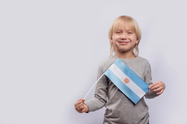 Söt Blond Pojke Med Argentinas Flagga Porträtt Barn Vit Bakgrund — Stockfoto