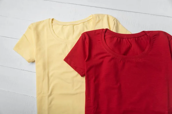 Rotes Und Gelbes Shirt Unisex Baumwollweißes Shirt Attrappe — Stockfoto
