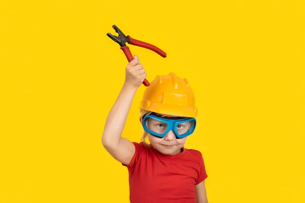 Enfant Casque Construction Lunettes Avec Pinces Portrait Sur Fond Jaune — Photo