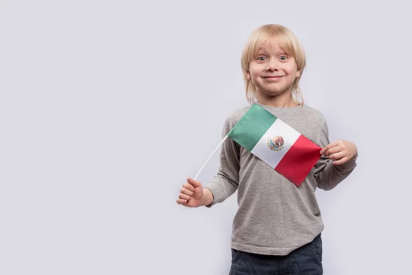 令人惊讶的男孩手里拿着墨西哥国旗 带着孩子去墨西哥旅行 — 图库照片