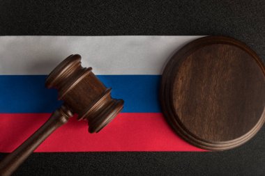Adalet tokmağı Rusya bayrağında. Rusya Federasyonu 'nda hukuk ve adalet. Vatandaşların hakları.