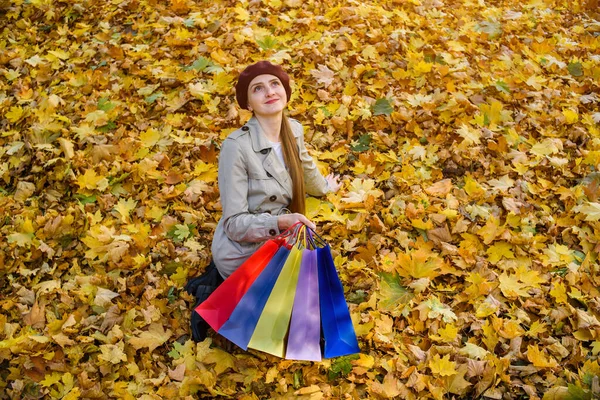 Młoda Kobieta Jesiennym Parku Trzyma Kolorowe Torby Zakupy Zniżki Sezonowe — Zdjęcie stockowe
