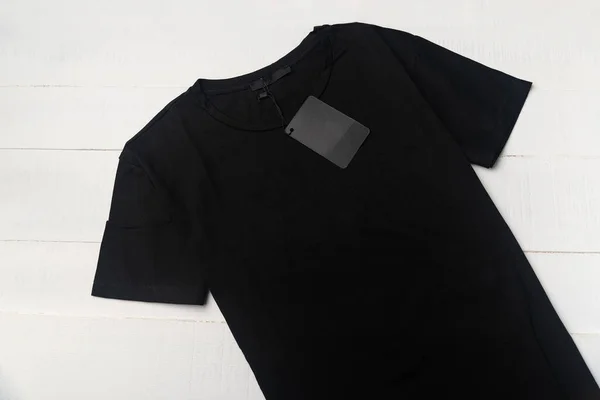 Camiseta Negra Con Etiqueta Vacía Fondo Blanco Burla —  Fotos de Stock