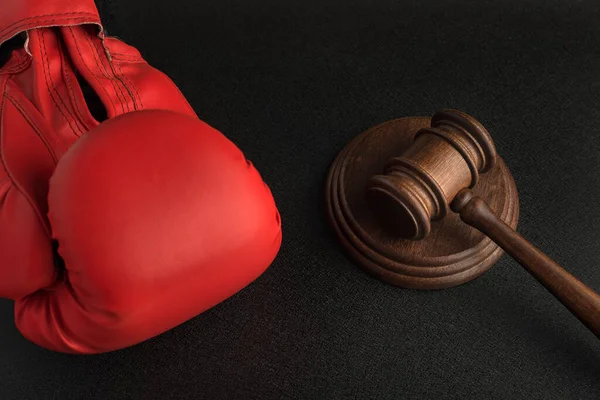 Tahta yargıç tokmak ve boks eldiveni. Spor takımları. Mahkemede karşılaşma.