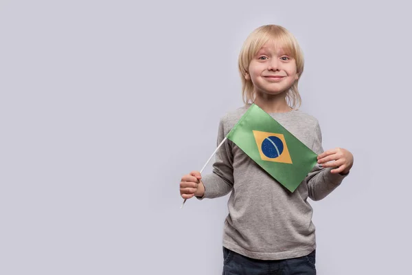 Uśmiechnięty Chłopiec Flagą Brazylii Portret Blondyna Flagą Brazylii Białym Tle — Zdjęcie stockowe