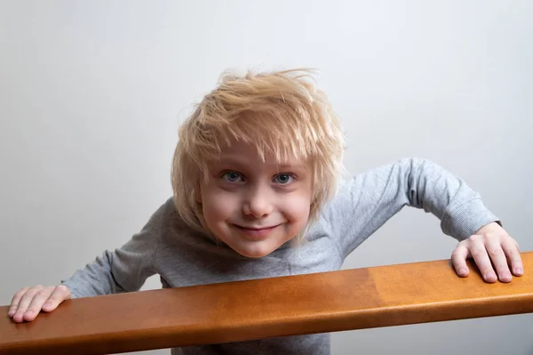 Niegrzeczny Blondyn Pochylił Się Nad Poręczą Spojrzał Dół Zabawa Dziećmi — Zdjęcie stockowe