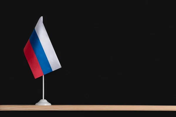 俄罗斯国旗在桌上 黑色背景 三色旗 白色蓝色红色 复制空间 — 图库照片