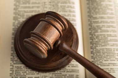 Gavel yargı ve kutsal adalet kitabı. Hukuk kitapları. Adaletin ve duruşmanın sembolü. Kapat..