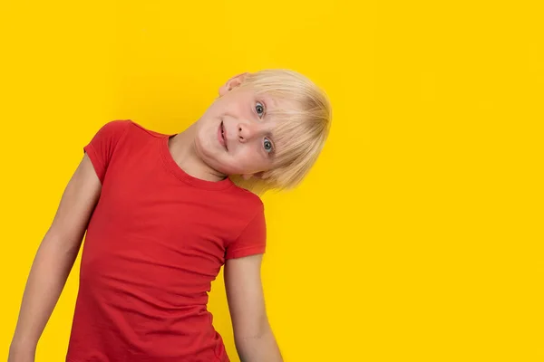 Zabawny Jasnowłosy Chłopiec Czerwonej Koszulce Jasnożółtym Tle Dziecko Się Wygłupia — Zdjęcie stockowe