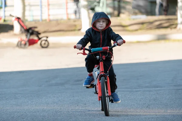 Fiú Biciklizik Városban Gyerek Biciklizni Tanul — Stock Fotó