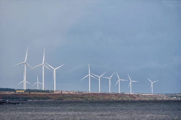 Vindhjul Havet Blå Himmel Bakgrund Vindkraft — Stockfoto