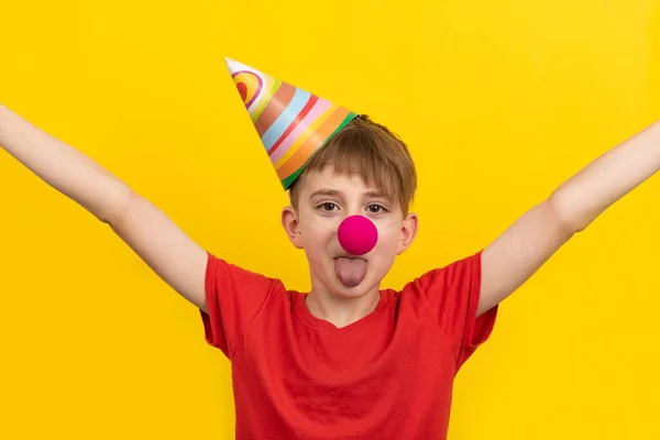 Fröhliches Kind Mit Roter Clownsnase Und Festlichem Hut Auf Gelbem — Stockfoto