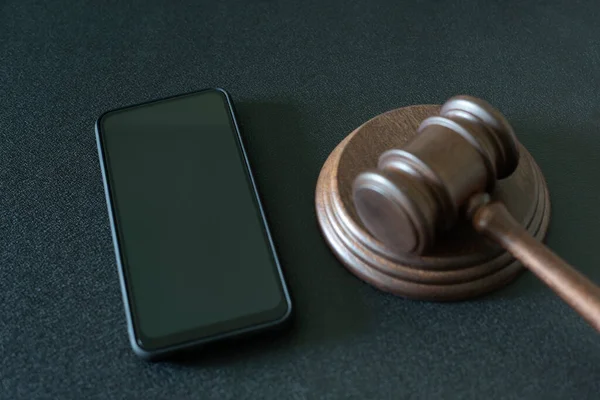 Smartphone Και Δικαστές Σφυρί Μαύρο Φόντο Έγκλημα Πρότυπο Κοπάδι — Φωτογραφία Αρχείου