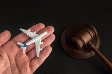 Ahşap Hakimler tokmağının arka planındaki uçak modeli. Havayollarında hak iddia et.