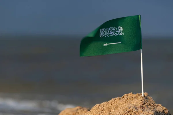 Saudiarabiens Flagga Sandstrand Nationell Flagga Saudiarabien Havet Bakgrund Grön Flagga — Stockfoto