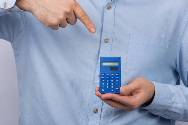 Homem Segurando Calculadora Mostra Dedo Para Ele Cálculo Orçamento Poupança — Fotografia de Stock