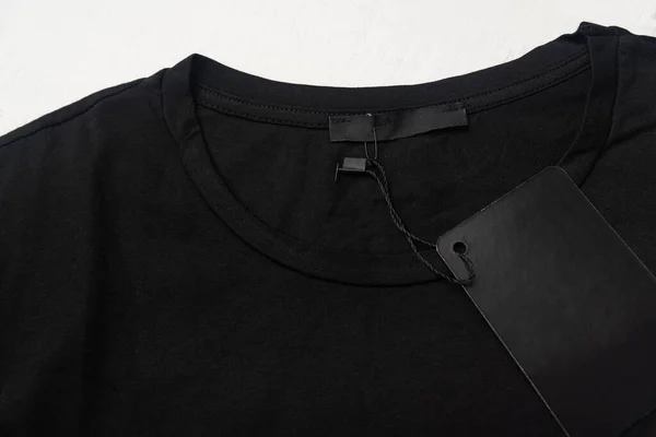 Etikett Und Anhänger Auf Einem Schwarzen Shirt Aus Baumwolle Nahaufnahme — Stockfoto