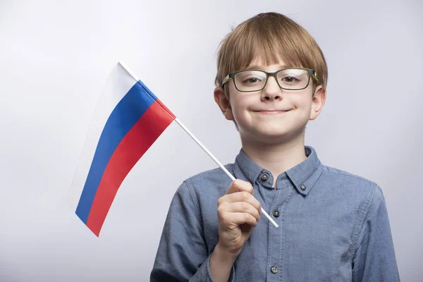 拿着俄罗斯国旗的男孩带着俄罗斯国旗眼镜的青少年画像 俄罗斯的教育 — 图库照片