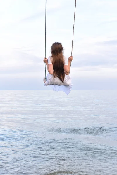 Chica Vestido Blanco Está Montando Columpio Sobre Agua Marco Vertical — Foto de Stock