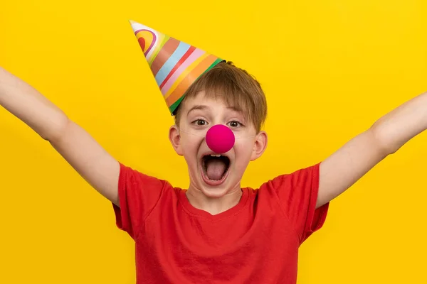 Lasst Uns Feiern Aprilscherz Fröhliches Kind Mit Roter Clownsnase Und — Stockfoto
