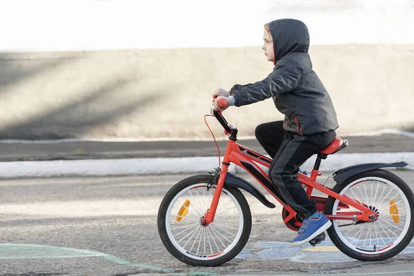 Adolescent Vélo Garçon Qui Apprend Faire Vélo Vue Latérale — Photo