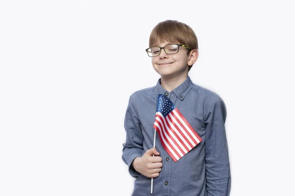 Serious Cute Adolescente Gafas Con Bandera Americana Sobre Fondo Blanco — Foto de Stock