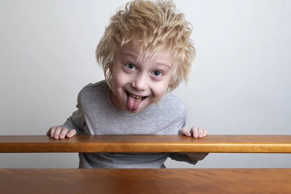 Grappige Jongen Met Blond Haar Leunde Trapleuning Kijkt Naar Beneden — Stockfoto