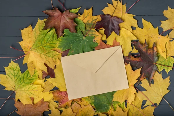 Herfstcompositie Envelop Ligt Gele Bladeren Sjabloon Achtergrondinformatie Zwijg — Stockfoto