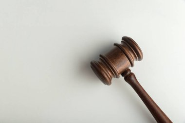 Beyaz arka planda Yargıç Tahta Tokmak. Üst Manzara. Tahta tokmak. Kanunlar ve adalet.