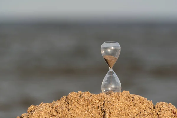 海の背景に砂の砂時計 時間概念 — ストック写真