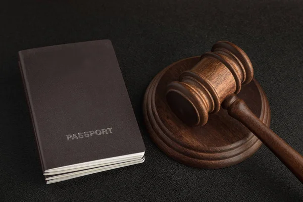 Due Passaporti Giudice Gavel Sfondo Grigio Nero Immigrazione Legale Ottenere — Foto Stock