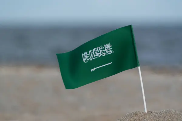 Nationell Flagga Saudiarabien Havet Bakgrund Grön Flagga Med Svärd — Stockfoto