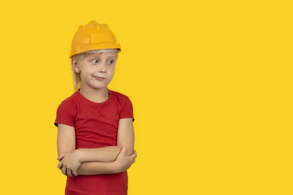 Zamyšlený Chlapeček Oranžové Helmě Žlutém Pozadí Volba Povolání — Stock fotografie
