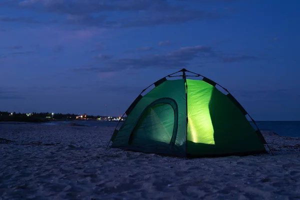 Tenda Verde Brilha Por Dentro Noite Acampar Junto Mar — Fotografia de Stock