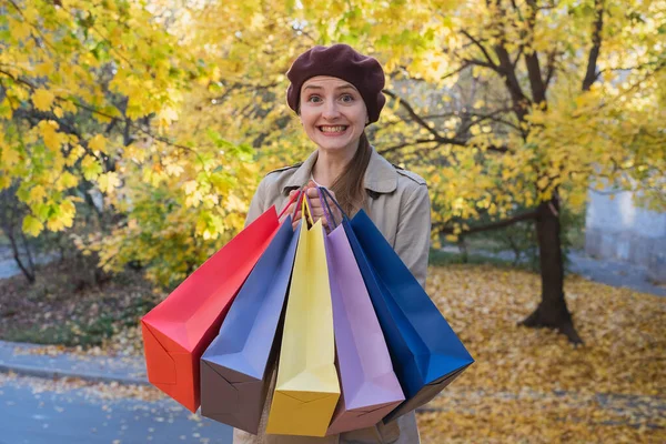 Mooie Jonge Vrouw Met Kleurrijke Boodschappentassen Buiten Promotie Herfst — Stockfoto