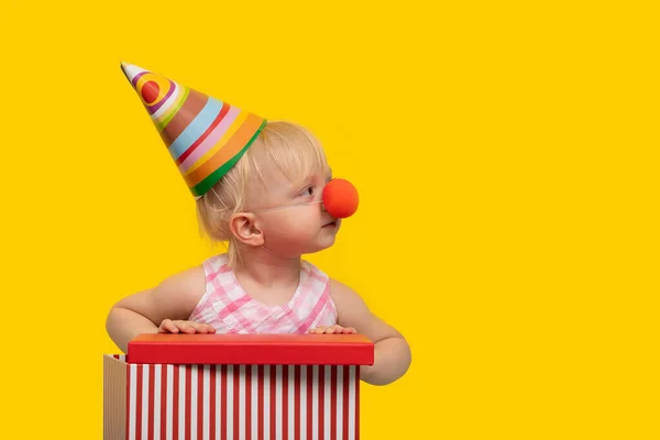 Neugieriges Kind Mit Festlichem Hut Öffnet Geschenk Porträt Auf Gelbem — Stockfoto