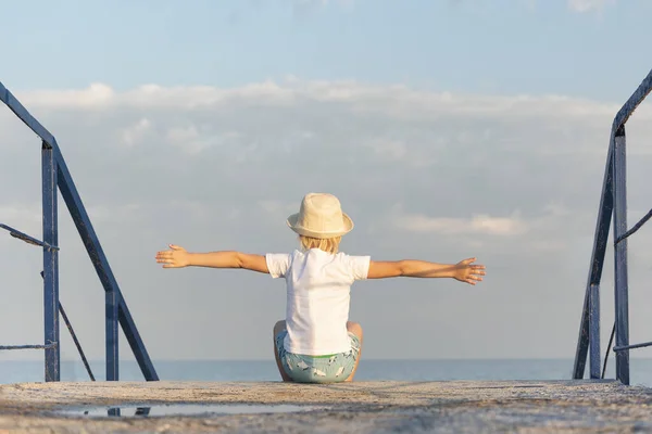 Menino Chapéu Palha Senta Fundo Mar Céu Férias Verão Braços — Fotografia de Stock