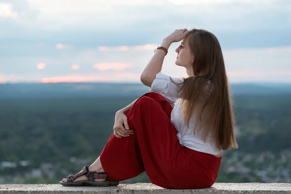 Young Woman Sits Observation Deck Looks Ahead Calmness Relaxation — Stock Photo, Image