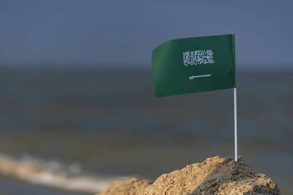沙特阿拉伯在海上背景的国旗 在沙特阿拉伯度假 绿旗带剑 — 图库照片