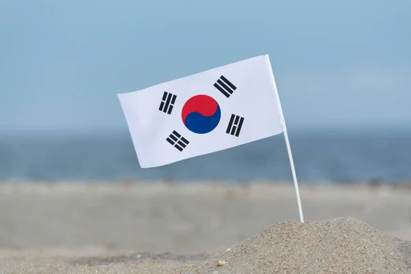 海を背景に韓国の国旗 浜辺の旗 — ストック写真