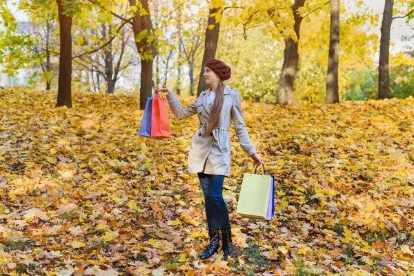 Šťastná Dospělá Žena Nákupními Taškami Procházející Podzimním Parku Podzimní Slevy — Stock fotografie