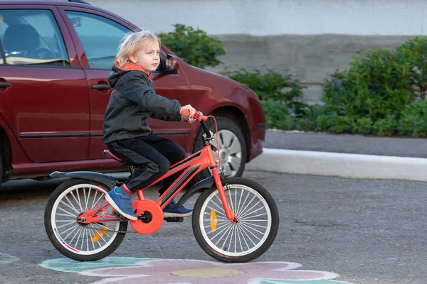 Enfant Vélo Sur Route Pavée Près Voiture Sécurité Des Enfants — Photo