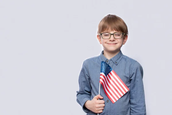 Мальчик Американским Флагом Портрет Подростка Флагом Сша Белом Фоне Празднование — стоковое фото