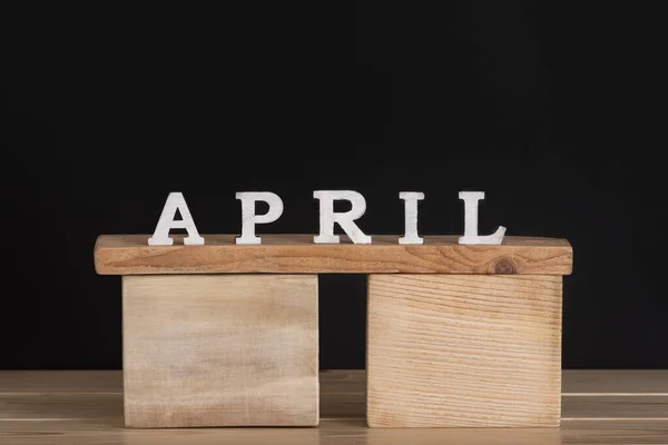 Λέξη Απριλίου Γραμμένο Ξύλινα Μπλοκ Μαύρο Φόντο Εαρινό Ημερολόγιο — Φωτογραφία Αρχείου