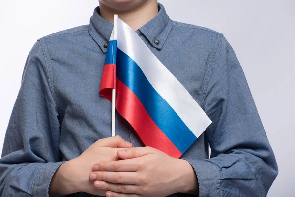 孩子拿着俄罗斯国旗 靠近点俄罗斯的教育 俄语学习 — 图库照片