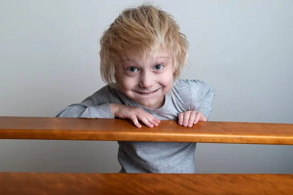Uśmiechnięty Blondyn Pochylił Się Nad Poręczą Spojrzał Dół Zabawa Dziećmi — Zdjęcie stockowe