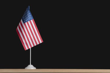 Siyah arka planda Amerikan bayrağı. Amerika Birleşik Devletleri Bayrağı.