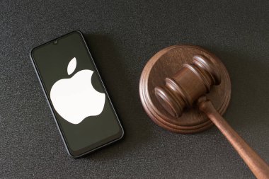 KHARKOV, UKRAINE - 25 Haziran 2020: Akıllı telefon ekranında Apple logosu ve Yargıç Gavin.